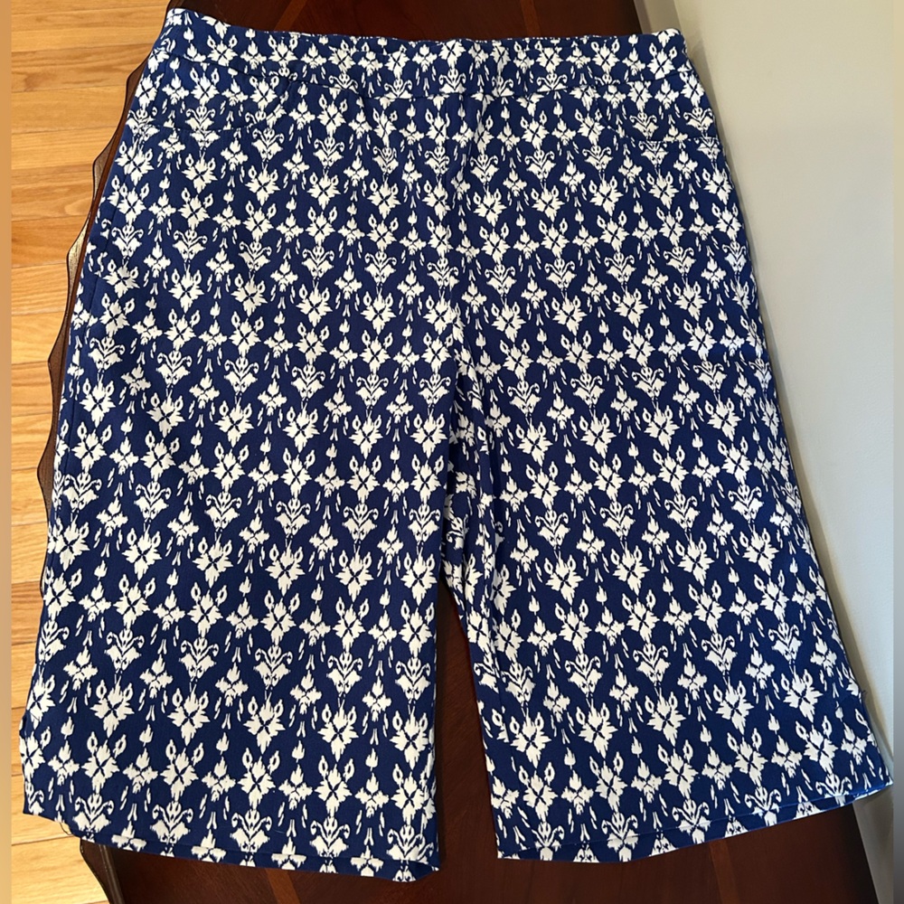 Tribal Blue and White Patterned Bermuda Shorts size 12